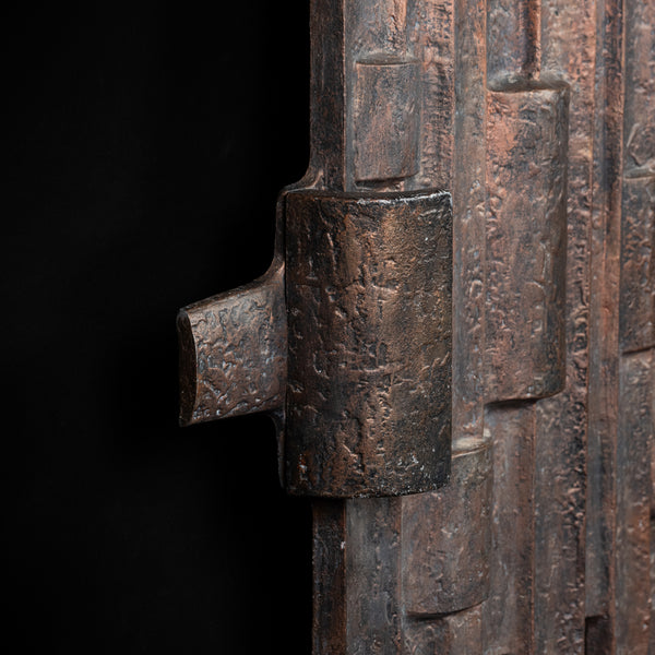 Porte moderniste en métal patiné