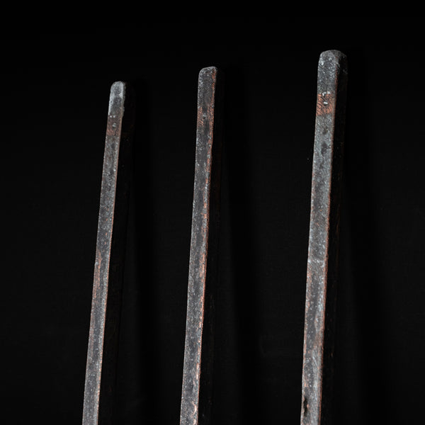 Porte moderniste en métal patiné