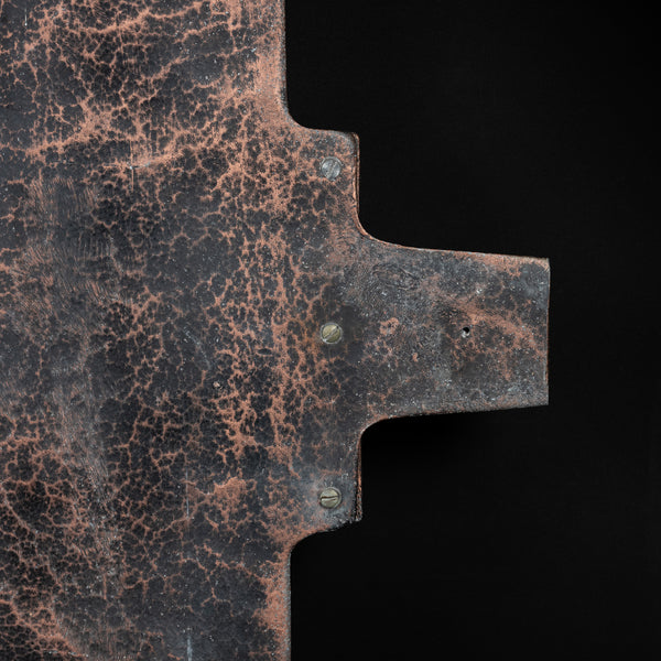 Porte moderniste en métal patiné