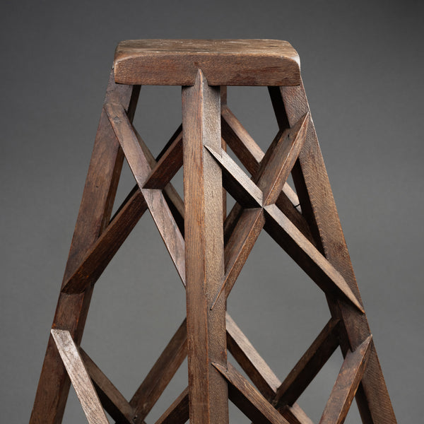 Selette à 4 pieds en bois sculpté, croissillons et entretoises