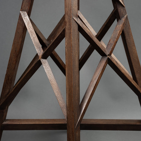 Selette à 4 pieds en bois sculpté, croissillons et entretoises