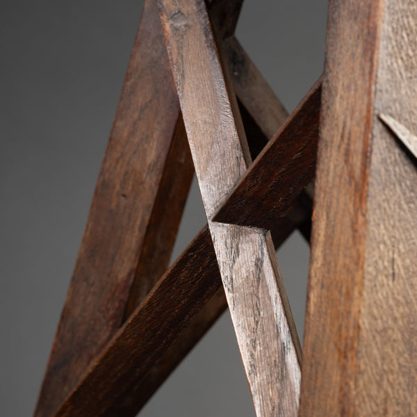 Selette à 4 pieds en bois sculpté, croissillons et entretoises