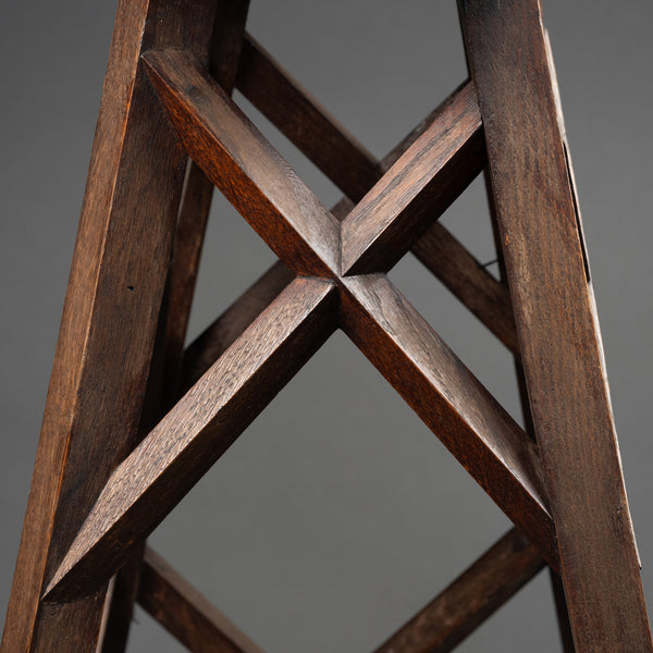 Selette à 4 pieds en bois sculpté, croissillons et entretoises