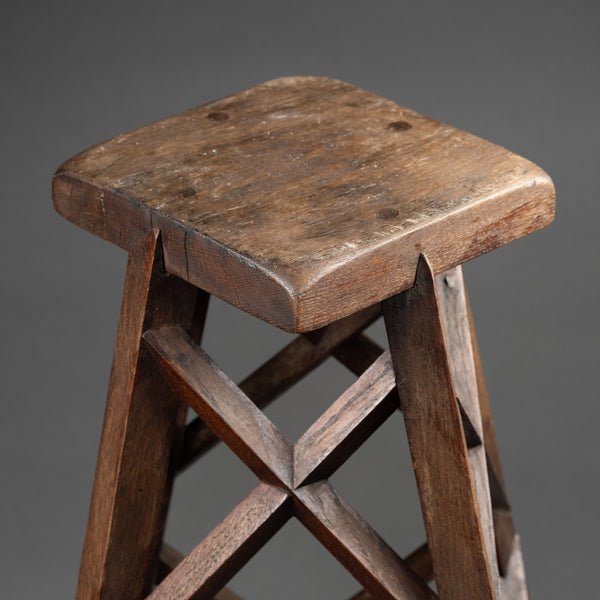 Selette à 4 pieds en bois sculpté, croissillons et entretoises