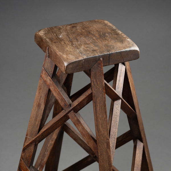 Selette à 4 pieds en bois sculpté, croissillons et entretoises