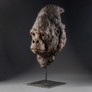 Gisèle SIEBLER (XX-XXI) Tête de gorille, Bas-relief en terre cuite, contemporain.