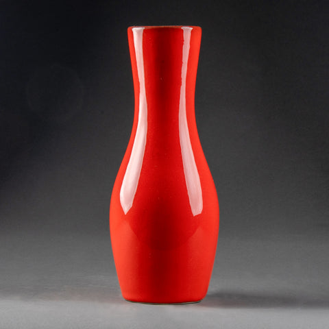 Jacques et Dani RUELLAND - Petit vase en céramique émaillée rouge. France, vers 1950/60