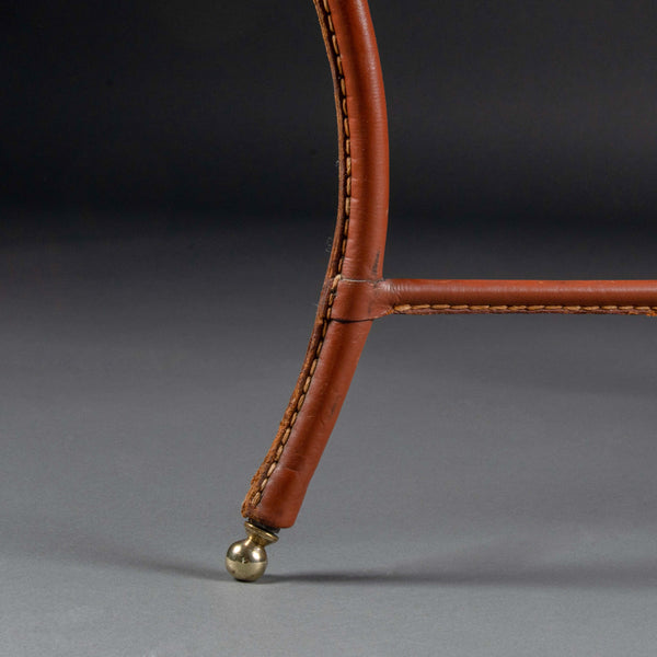 Jacques ADNET (1900-1984) Small round tripod coffee table in brown stitched saddle leather, circa 1950.