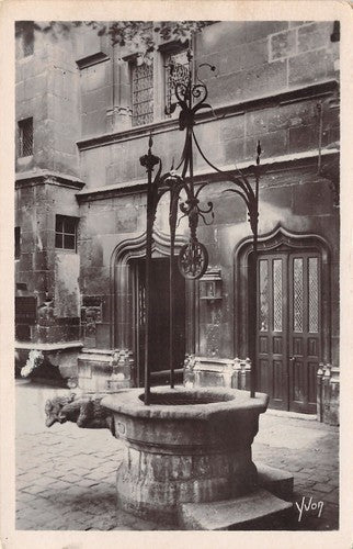 Puits de l'Hotel de Cluny - Réduction en plâtre atiné et fer forgé, fin XIXème (H 48 cm)