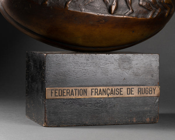 Trophée sportif de RUGBY - Bronze sur base en bois. Période Art Déco