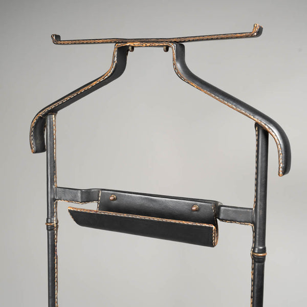 Jacques ADNET (1900-1984) Valet valet in black saddle leather sheathed with stitching. France, around 1950-60.