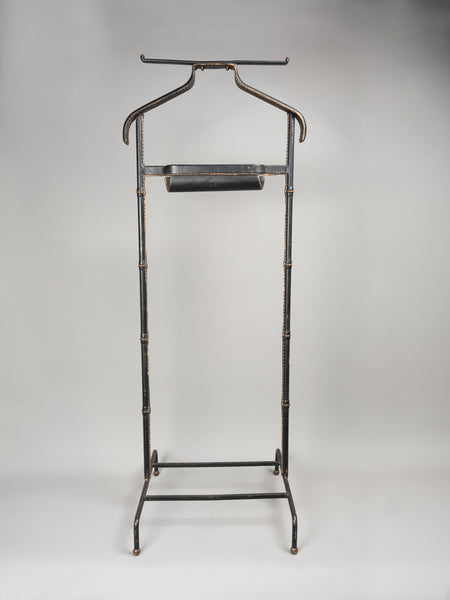 Jacques ADNET (1900-1984) Valet valet in black saddle leather sheathed with stitching. France, around 1950-60.
